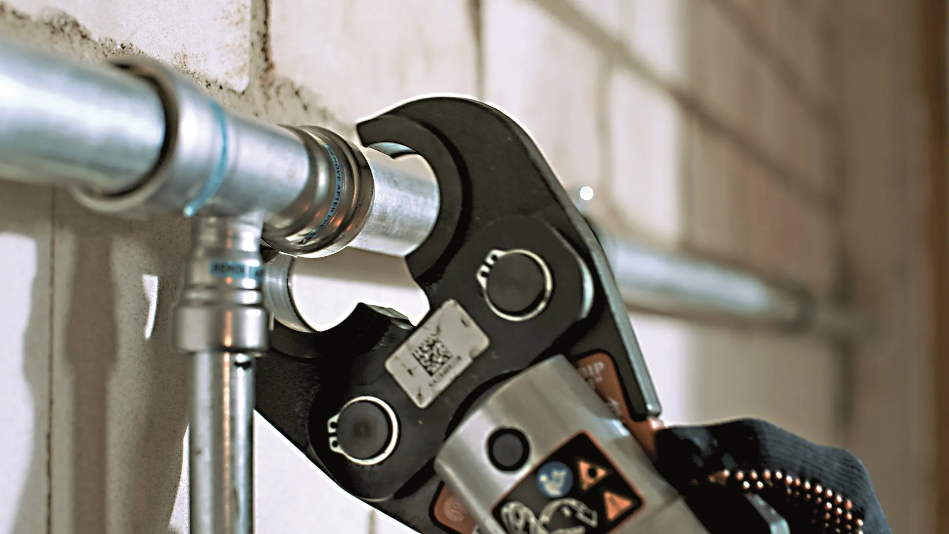 Pressmaschine wird an einem C-Stahl Fitting verwendet