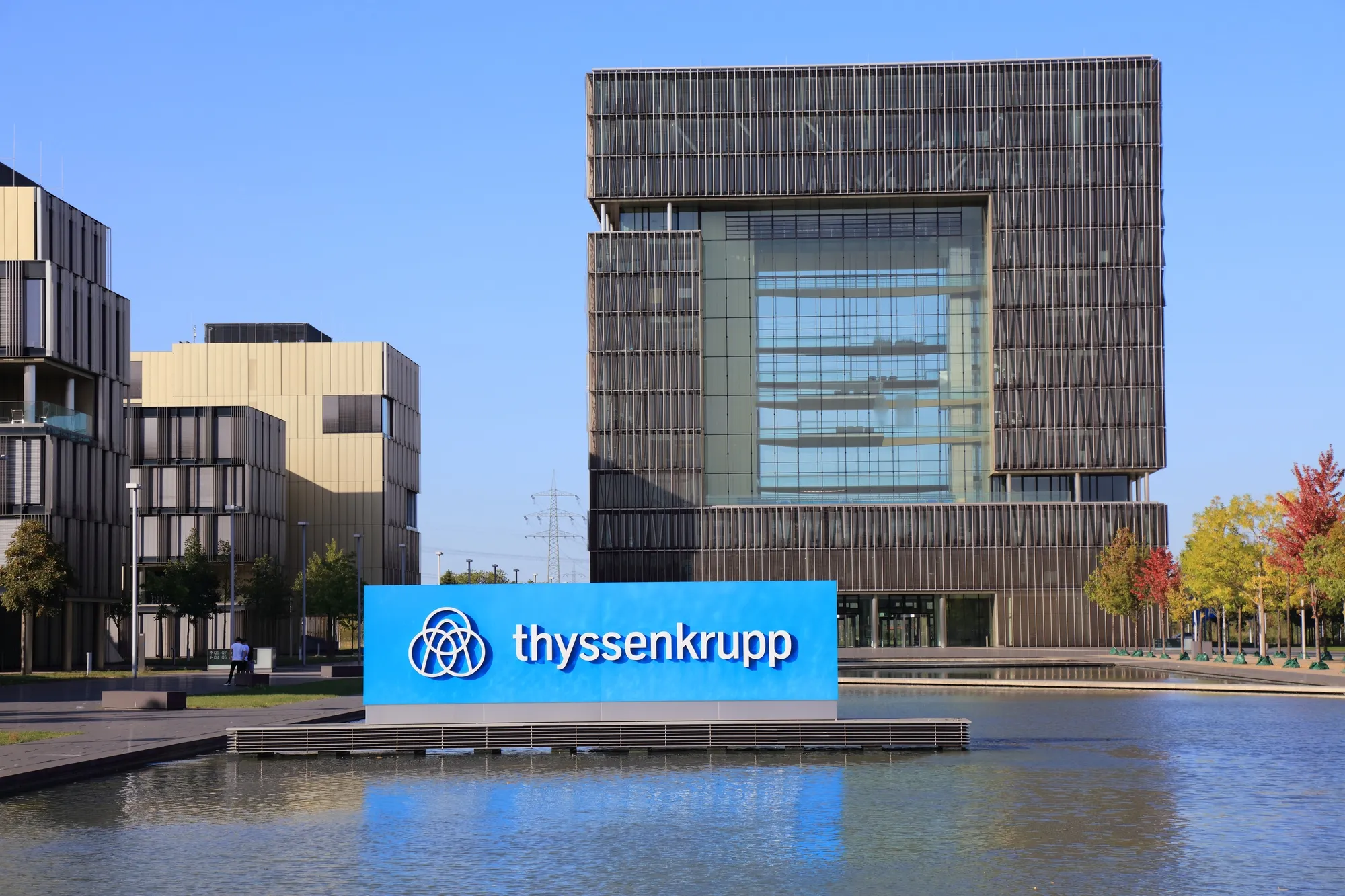 Frontalansicht des Gebäudes von Thyssenkrupp – Handelspartner von SANHA®