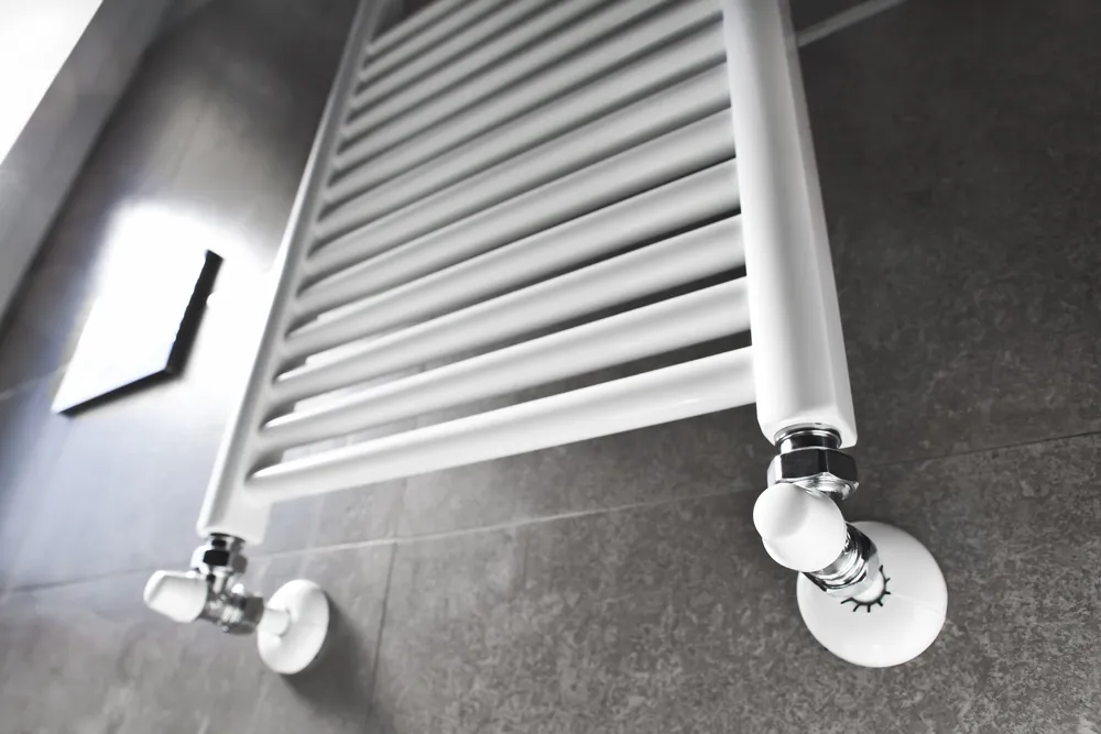 Heizung im Bad, die mit Wasserstoff betrieben wird – produziert von SANHA®