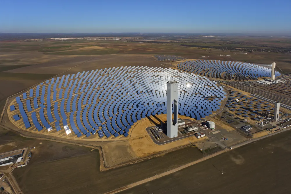 Darstellung eines Feldes mit Solaranlagen