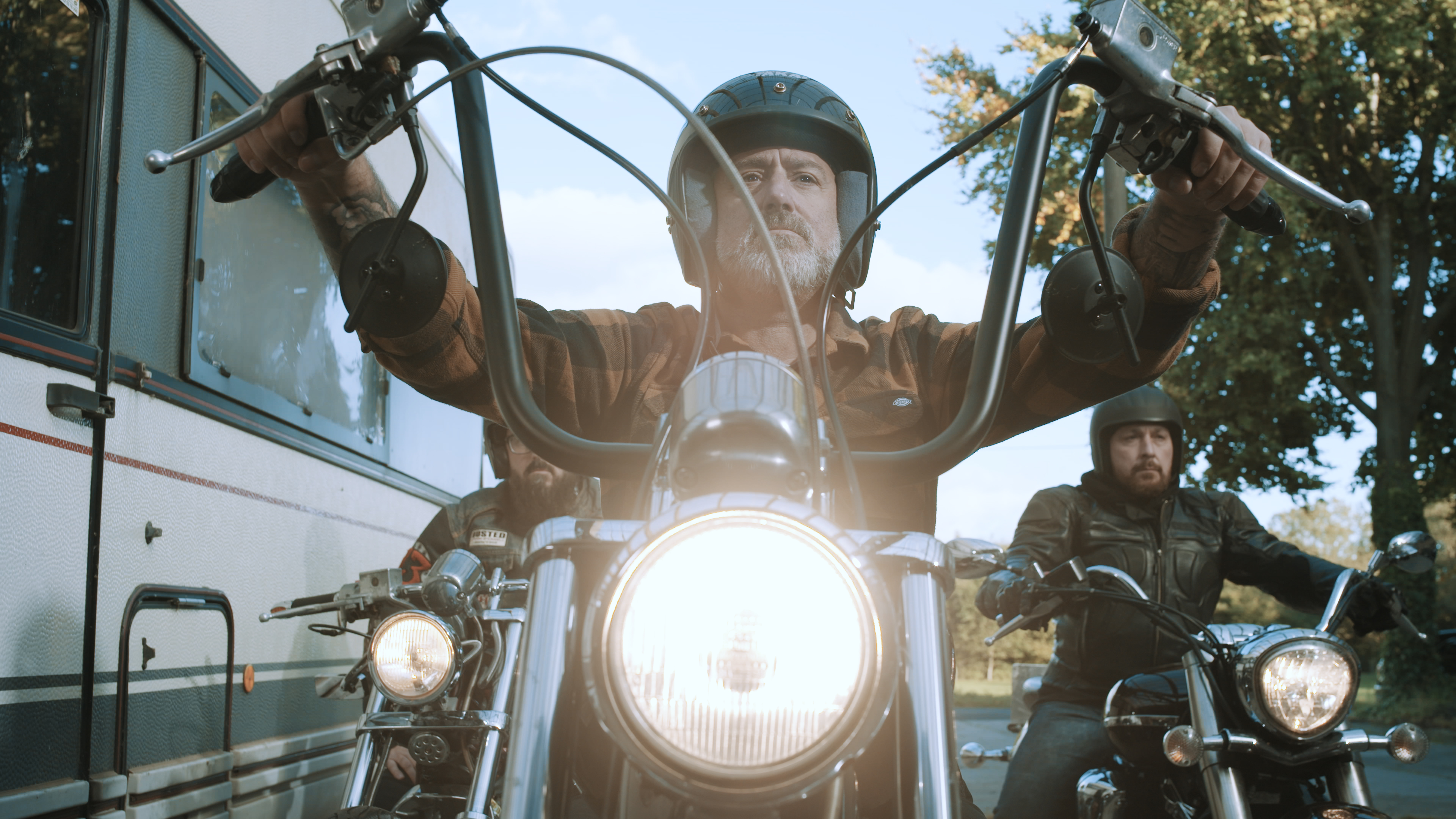 Rocker auf Motorrad