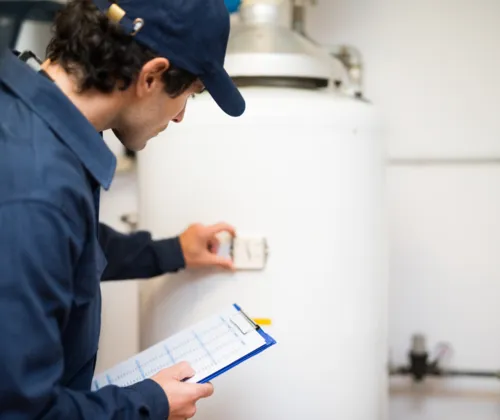 Warmwasser-Boiler wird von SANHA®-Mitarbeiter überprüft