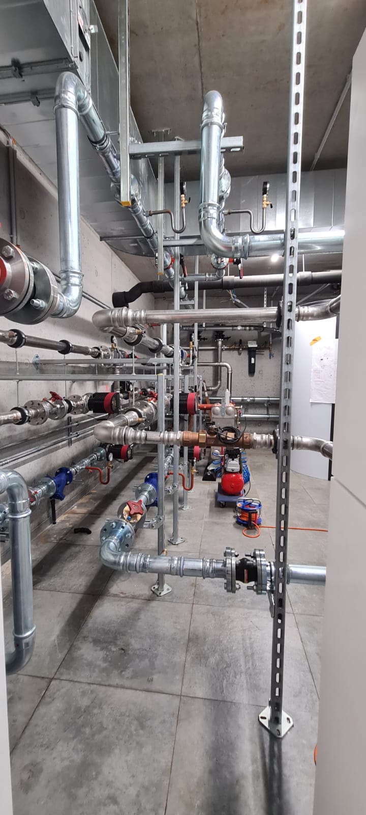 Vertikale Aufnahme eines Rohrleitungssystems von SANHA® zur Präsentation des vollständigen Aufbaus