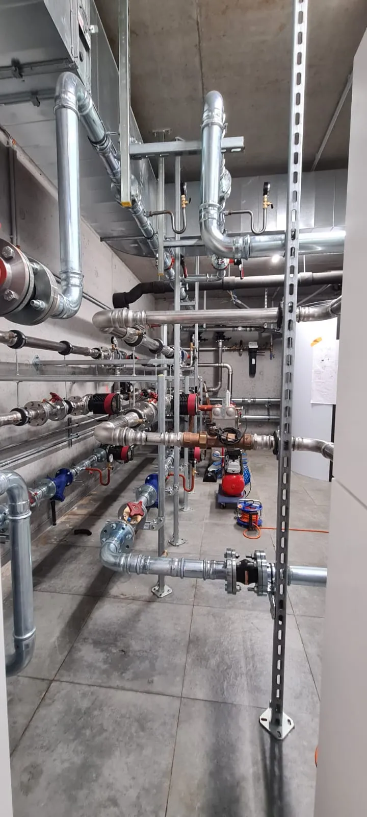 Vertikale Aufnahme eines Rohrleitungssystems von SANHA® zur Präsentation des vollständigen Aufbaus