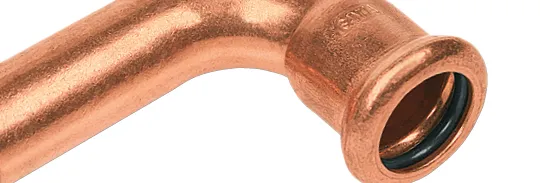 Kupfer-Pressfitting der Marke SANHA®-Press wird zentriert dargestellt
