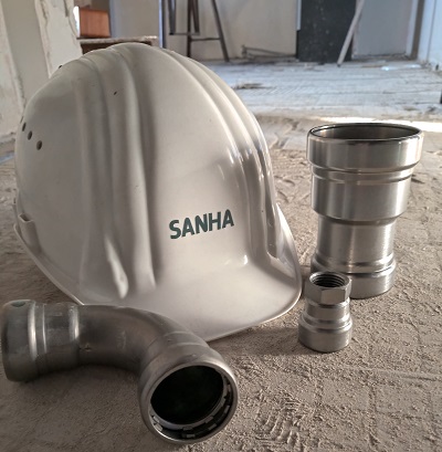 Fititngs mit Helm auf Baustelle Fititngs mit Helm auf Baustelle