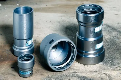 Mehrere Fittings aus C-Stahl der Marke Heavy Steel sind nebeneinander aufgestellt