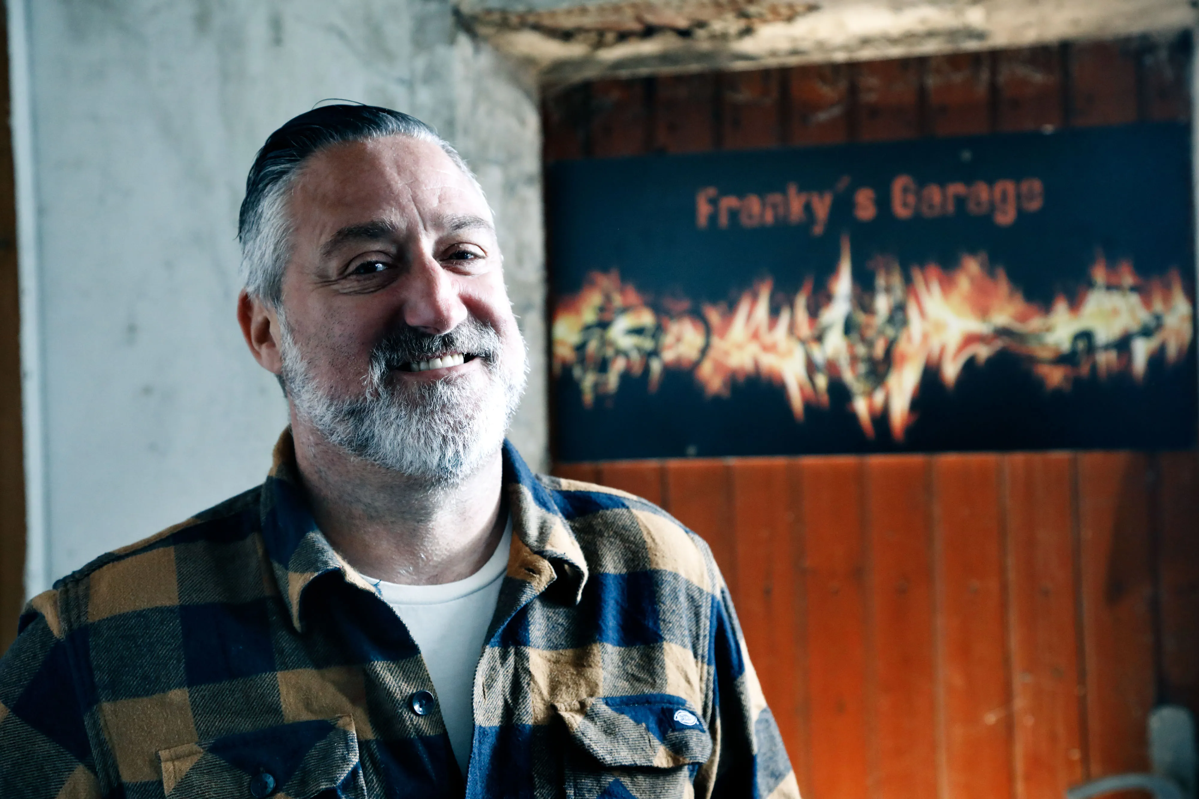 Bild von Franky vor seinem Markenhintergrund