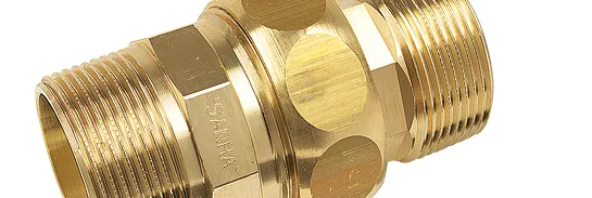 Gewindefitting der Marke PURAFIT® von SANHA® aus Siliziumbronze zentriert dargestellt