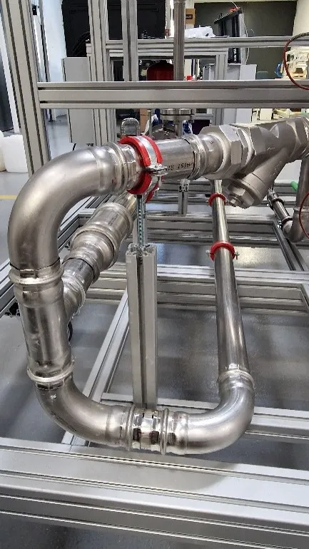 Ein Rohrverbund von SANHA® der Marke NiroSan® Industry wird hier im Testeinsatz mit einer Wärmepumpe abgebildet