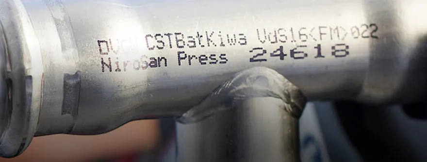 Ein Edelstahl-T-Stück der Marke NiroSan® Press von SANHA® wird zugeschnitten dargestellt