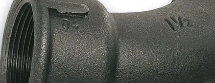 Fitting aus dem Werkstoff Temperguss wird zugeschnitten dargestellt