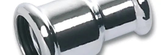Ein Systempressfitting der 16000er Produktserie von SANHA® wird zentriert abgebildet