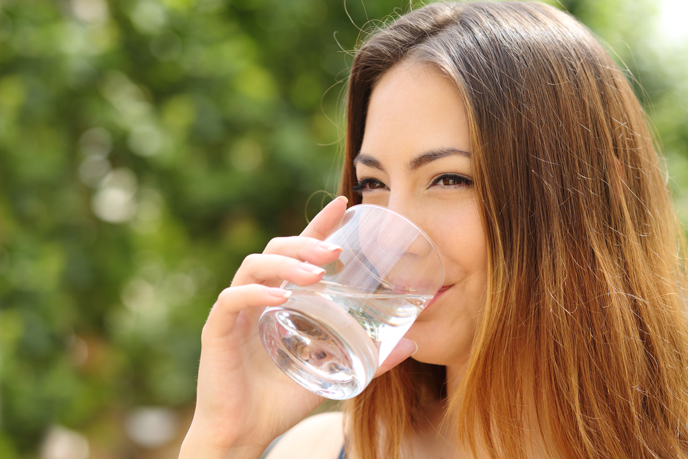 Frau trinkt Wasser