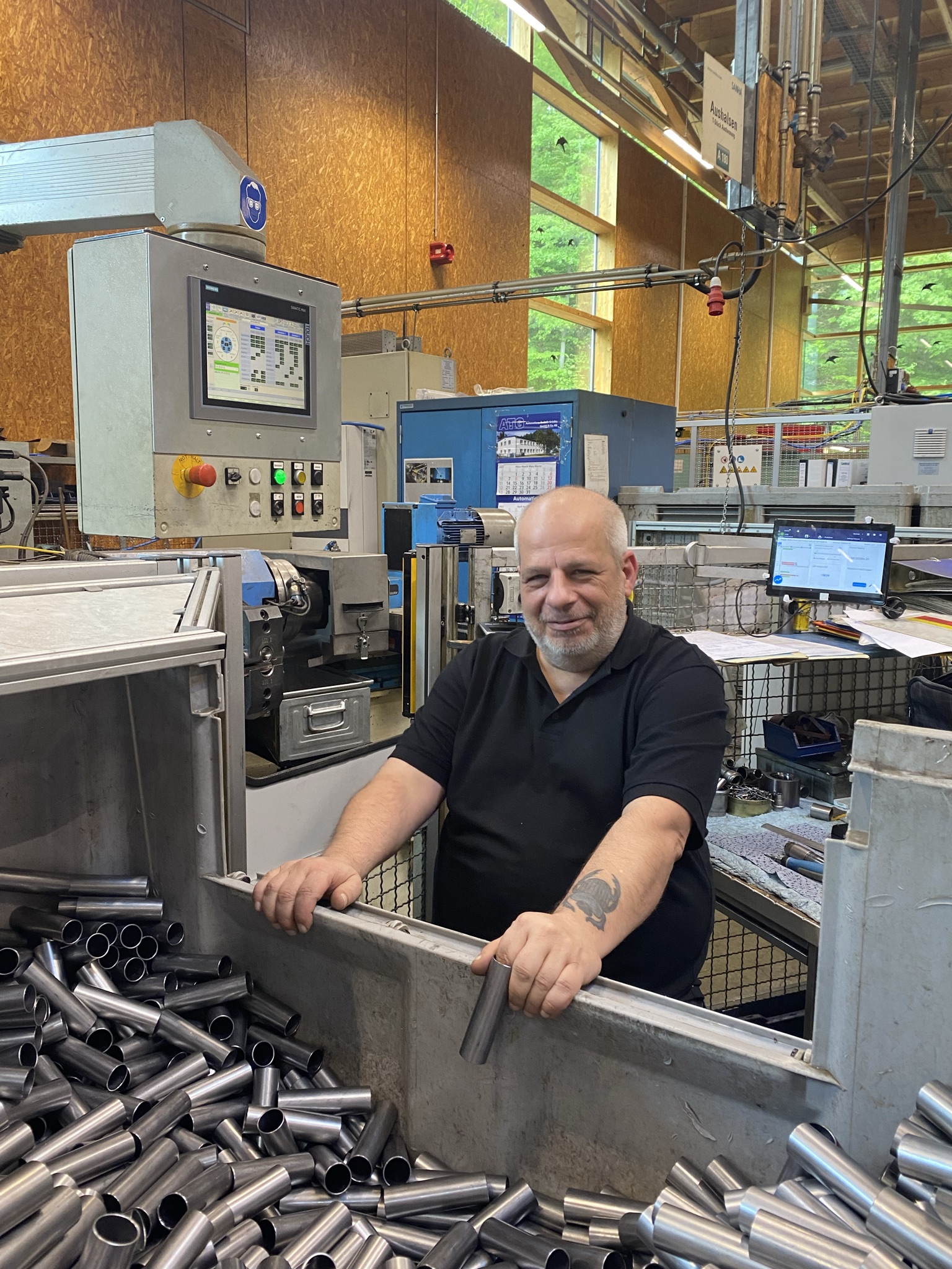 Mitarbeiter der SANHA® Produktionsstädte Großharthau stellt Rohre zur Schau