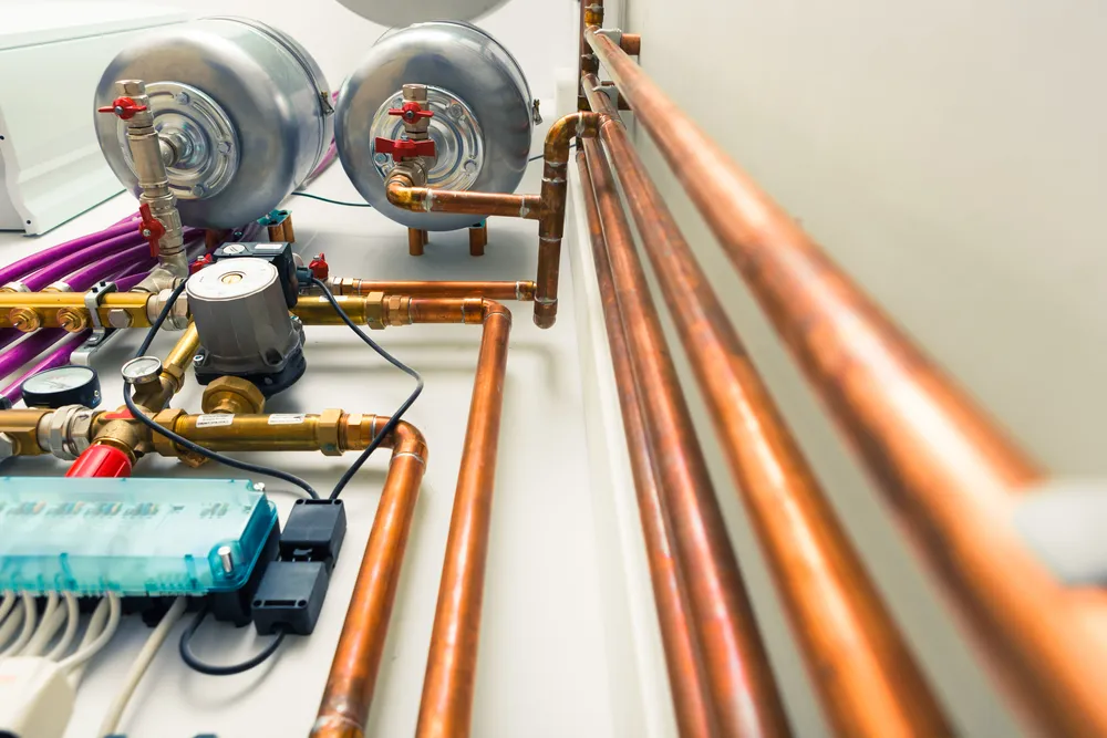 SANHA® zeigt die Installation der eigens produzierten Kupferrohre für eine Heizung