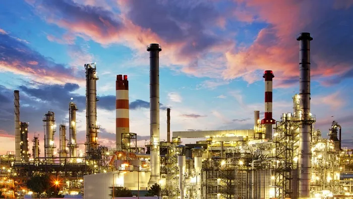 Skyline einer Industrieanlage, die mit Rohrleitungen von SANHA® ausgestattet wurde