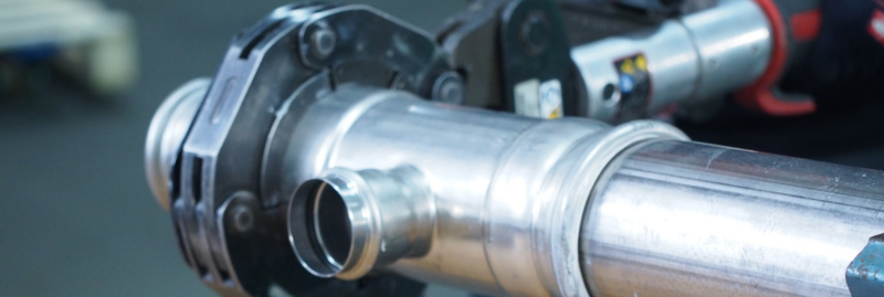 Montage durch einen SANHA®-Mitarbeiter zur Schaustellung der Handwerkskunst